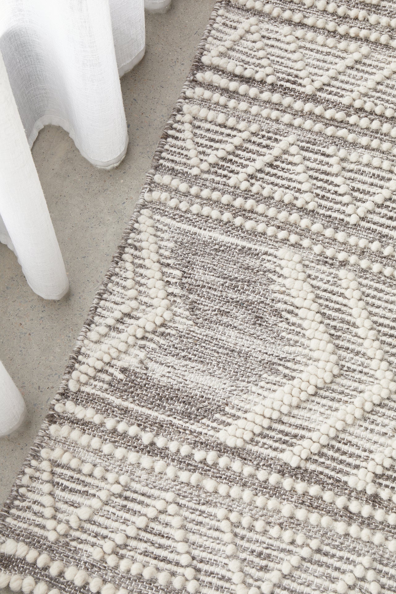 Zena Tribal Light Grey & White Wool Rug