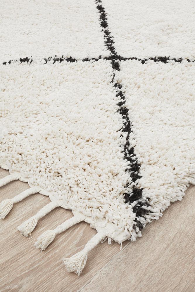 Anisah Modern White & Black Diamond Pattern Fringed Rug