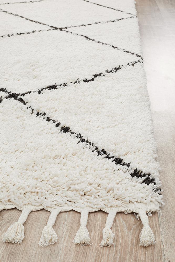 Anisah Modern White & Black Diamond Pattern Fringed Rug