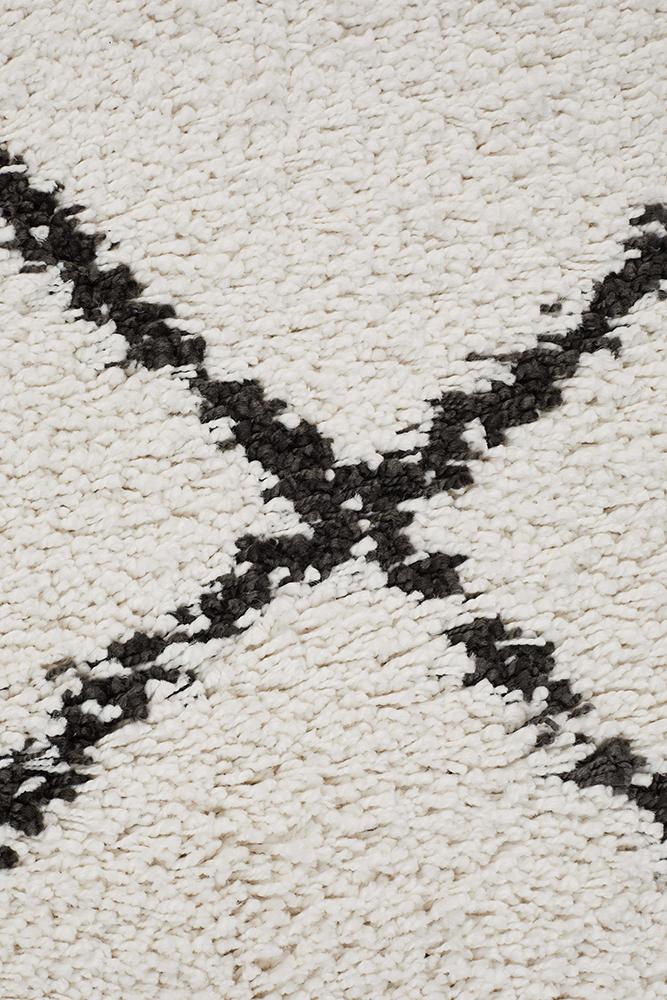 Anisah Modern White & Black Diamond Pattern Fringed Rug