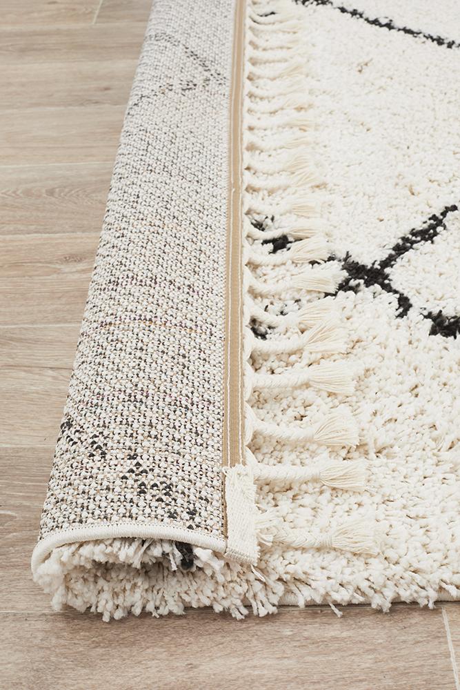 Anisah Modern White & Black Diamond Pattern Fringed Rug